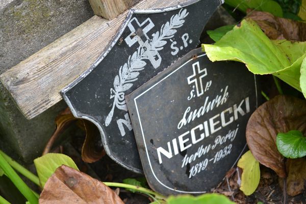 Fragment of a tombstone of Krzysztof and Ludwik Niececki, cemetery on Rossa in Vilnius, as of 2013