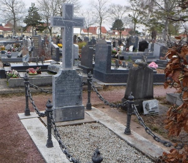 Tombstone of Adolf and Antoni Ferdinand Zienkowicz in the Vaucelle cemetery in Caen