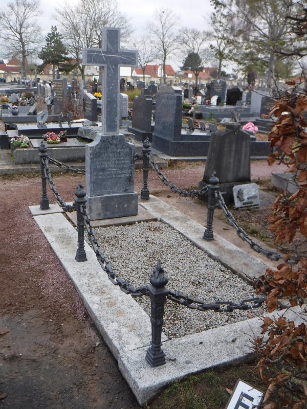 Tombstone of Adolf and Antoni Ferdinand Zienkowicz in the Vaucelle cemetery in Caen