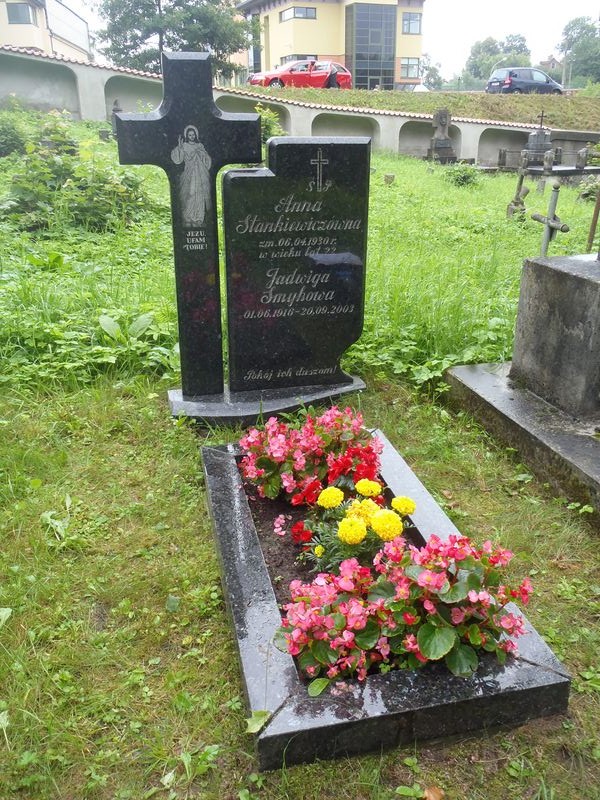 Tombstone of Jadwiga Smyk and Anna Stankiewicz, Na Rossie cemetery in Vilnius, as of 2013