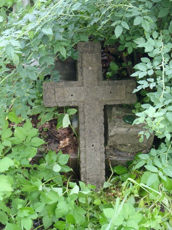 Utrącone zwieńczenie nagrobka Stanisława Pietrusewicza, cmentarz Na Rossie w Wilnie, stan z 2013