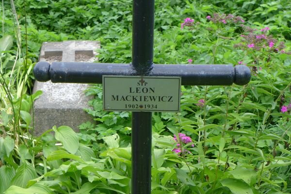 Inskrypcja z nagrobka Leona Mackiewicza, cmentarz Na Rossie w Wilnie, stan z 2013 r.
