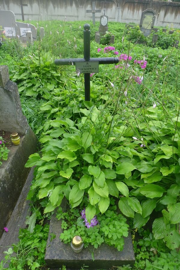 Nagrobek Leona Mackiewicza,  cmentarz Na Rossie w Wilnie, stan z 2013 r.