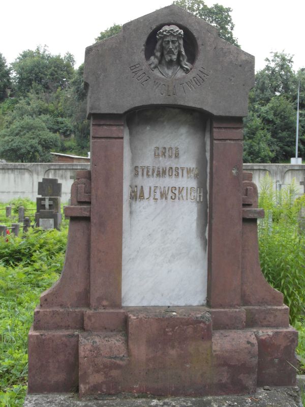 Inscription on the gravestone of N.N. and Stefan Majewski, Na Rossie cemetery in Vilnius, as of 2013