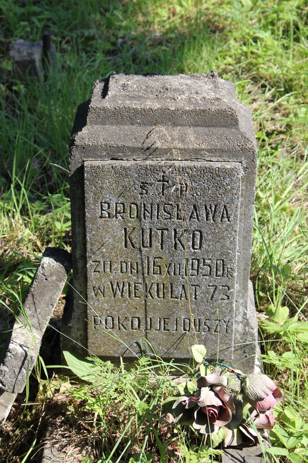 Fragment of Bronislawa Kutko's gravestone, Na Rossie cemetery in Vilnius, as of 2014.