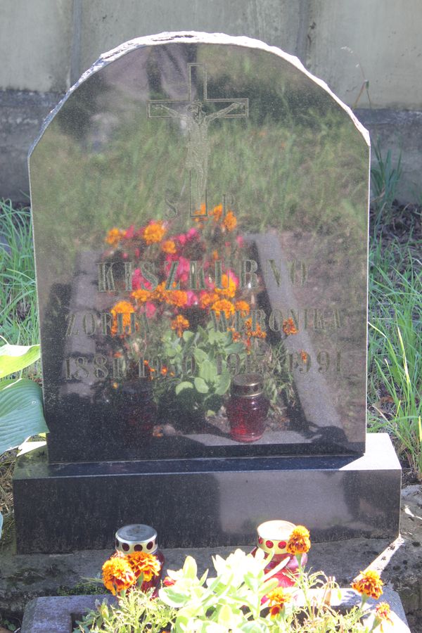 Fragment nagrobka Weroniki i Zofii Kiszkurno, cmentarz Na Rossie w Wilnie, stan z 2013 r.