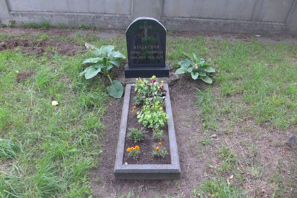 Tombstone of Veronika and Zofia Kishkurno, Na Rossie cemetery in Vilnius, as of 2013.