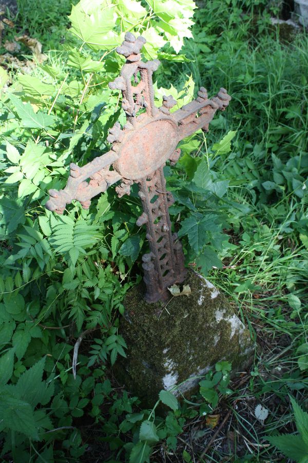 Krzyż z nagrobka Wandy Bobek z cmentarza na Rossie w Wilnie, stan z 2013 r.