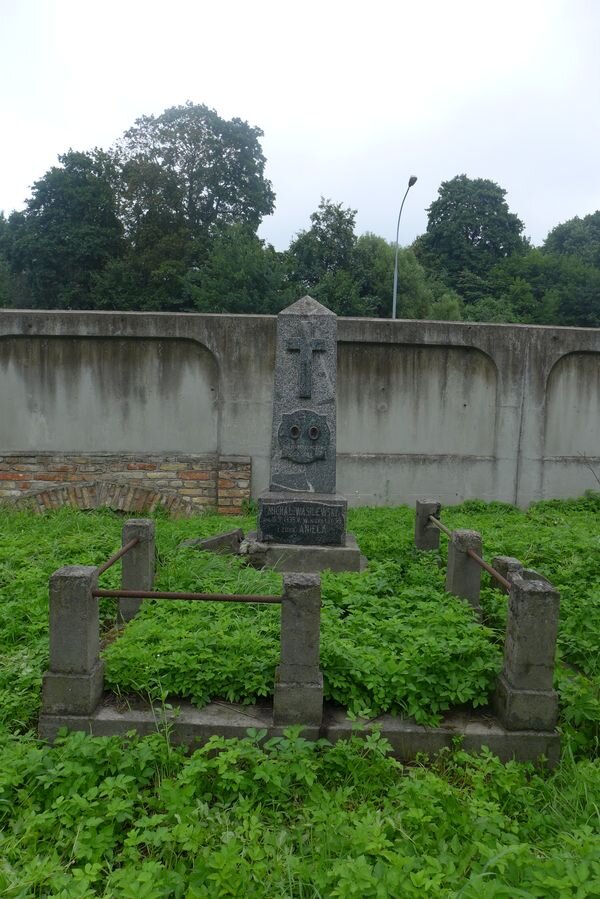 Nagrobek Anieli i Michała Wasilewskich, cmentarz Na Rossie w Wilnie, stan z 2013 r.