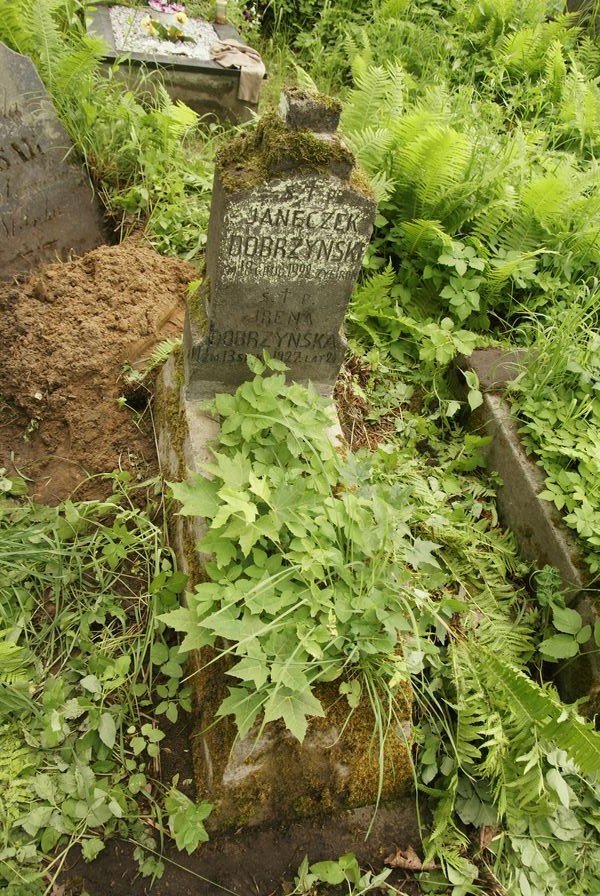 Tombstone of Jan and Irena Dobrzynski, Na Rossie cemetery in Vilnius, as of 2013