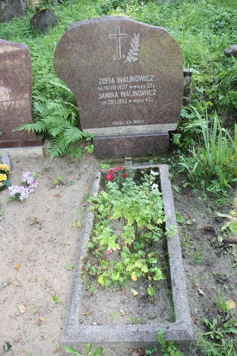 Tombstone of Janina and Sophia Valinovich from the Ross cemetery in Vilnius, as of 2013.