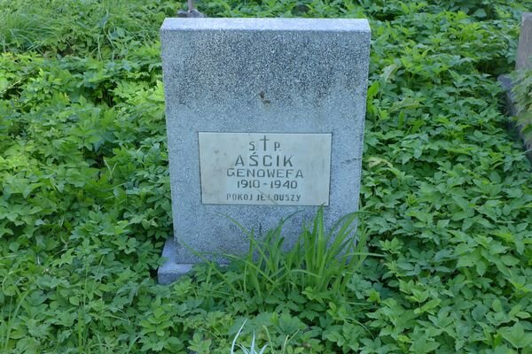 Fragment of Genowefa Aścik's gravestone, Na Rossie cemetery in Vilnius, as of 2013.