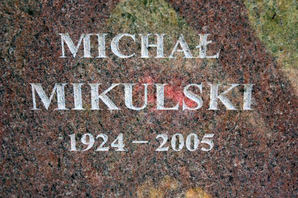 Fragment nagrobka Michała Mikulskiego z cmentarza na Rossie w Wilnie, stan z 2013 r.