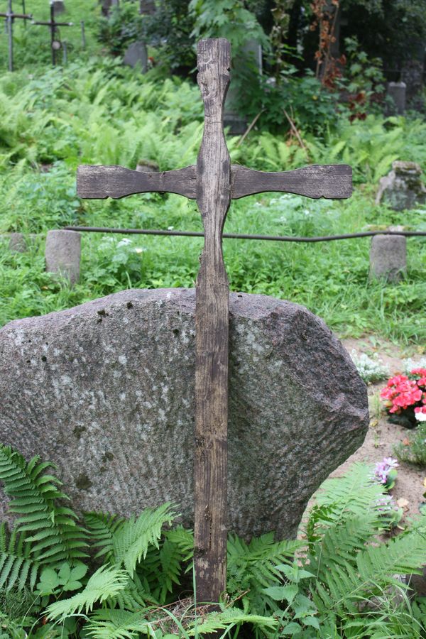 Fragment nagrobka Michała Mikulskiego z cmentarza na Rossie w Wilnie, stan z 2013 r.