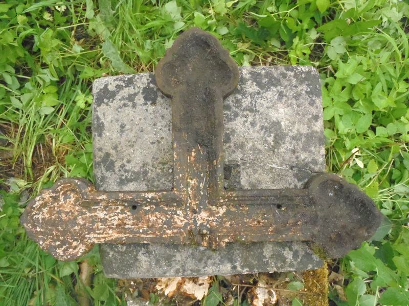 Broken finial of the gravestone of Maria Vazinskaya, Na Rossie cemetery in Vilnius, as of 2013