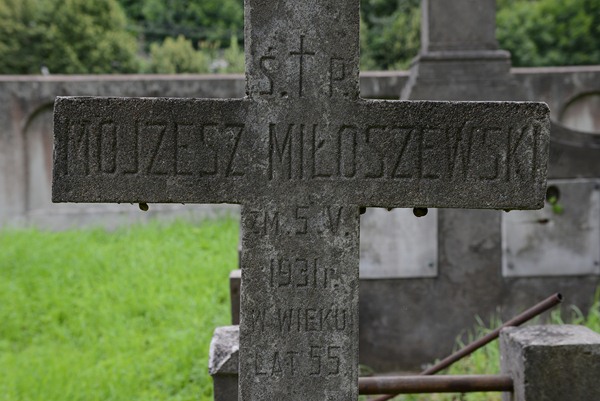 Fragment nagrobka Mojżesza Miłoszewskiego z cmentarza na Rossie w Wilnie, stan z 2013 r.