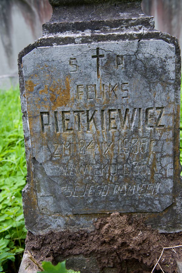 Fragment nagrobka Feliksa Pietkiewicza z cmentarza na Rossie w Wilnie, stan z 2013 r.