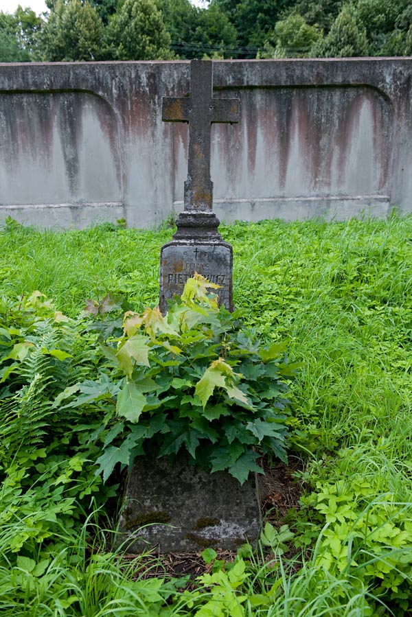 Nagrobek Feliksa Pietkiewicza z cmentarza na Rossie w Wilnie, stan z 2013 roku.