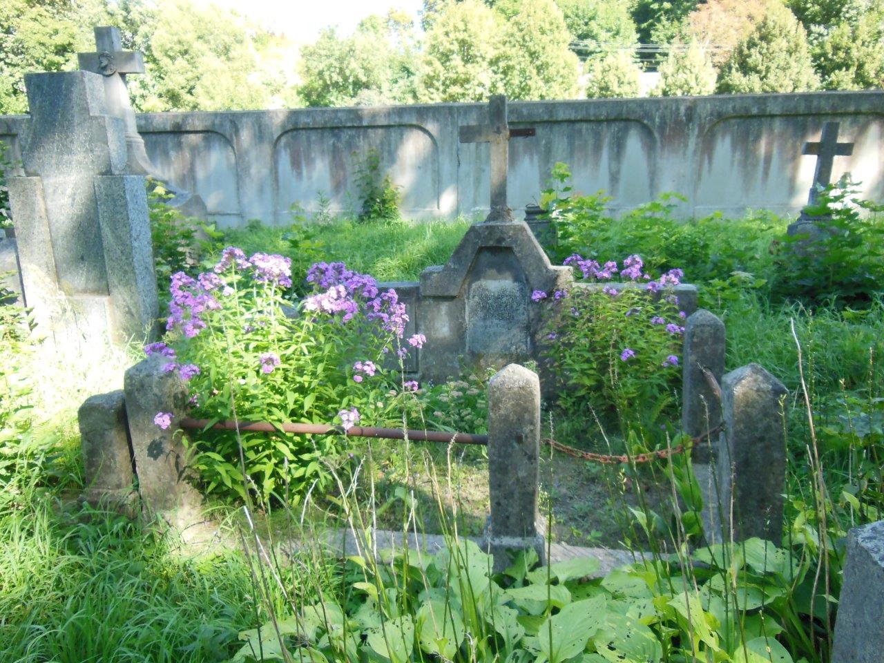 Grobowiec Wandy i Zofii Jaroszewicz z cmentarza na Rossie w Wilnie, stan z 2013 roku.