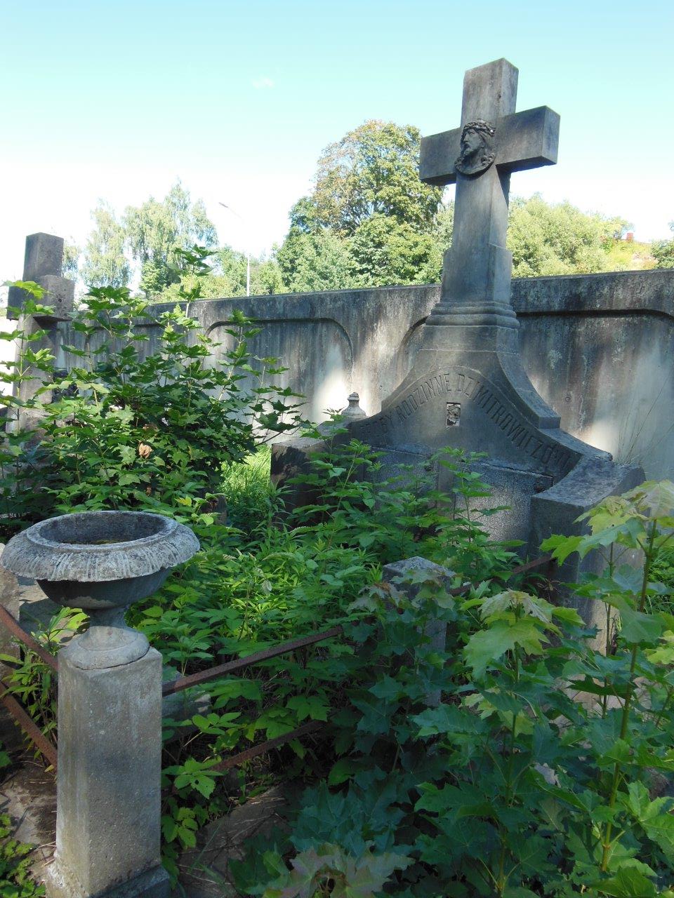 Grobowiec Adolfa Dzimitrowicza z cmentarza na Rossie w Wilnie, stan z 2013 r.