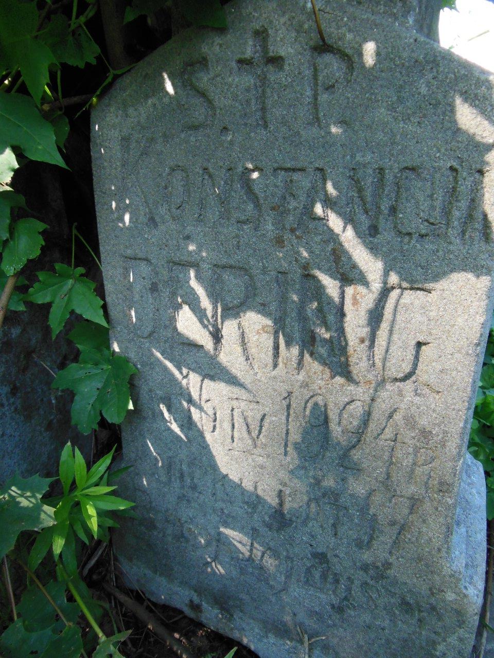 Fragment nagrobka Konstancji Dering z cmentarza na Rossie w Wilnie, stan z 2013 roku.