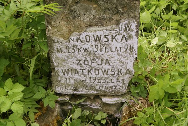 Inscription on the pedestal of the Tombstone of Sophia and N. N. Kwiatkowski, Na Rossie cemetery in Vilnius, as of 2013