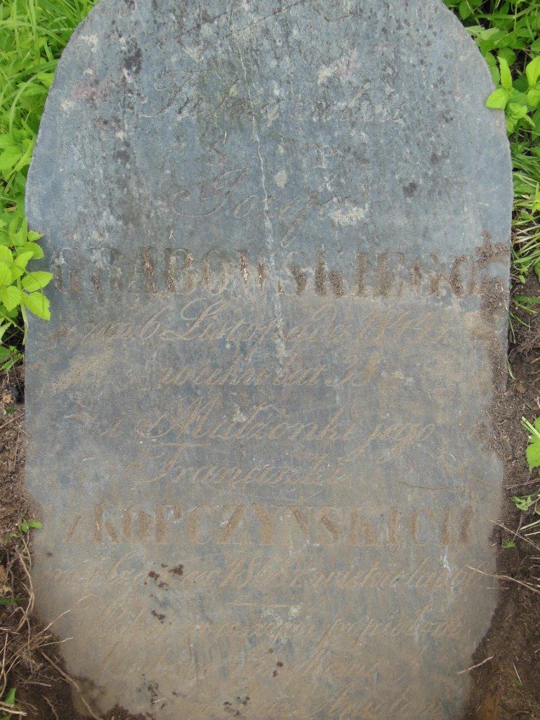 Fragment nagrobka Franciszki i Józefa Grabowskich z cmentarza na Rossie w Wilnie, stan z 2013 roku.