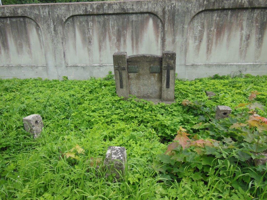 Tombstone of Izabela Kucharewicz and Aniela Paszuk from the Ross Cemetery in Vilnius, as of 2013.