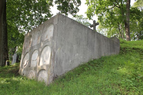 Katakumby rodziny Niewierkiewiczów, Jana Kasprzyckiego oraz E. Romanowskiego, cmentarz na Rossie w Wilnie, stan z 2013