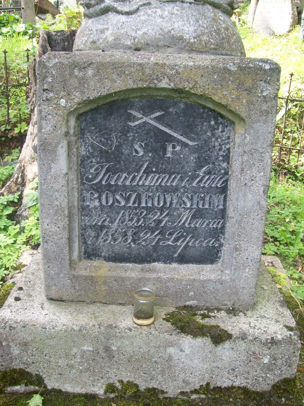 Fragment of a tombstone of Ewa and Joachim Roszkowski, Na Rossie cemetery in Vilnius, state 2013