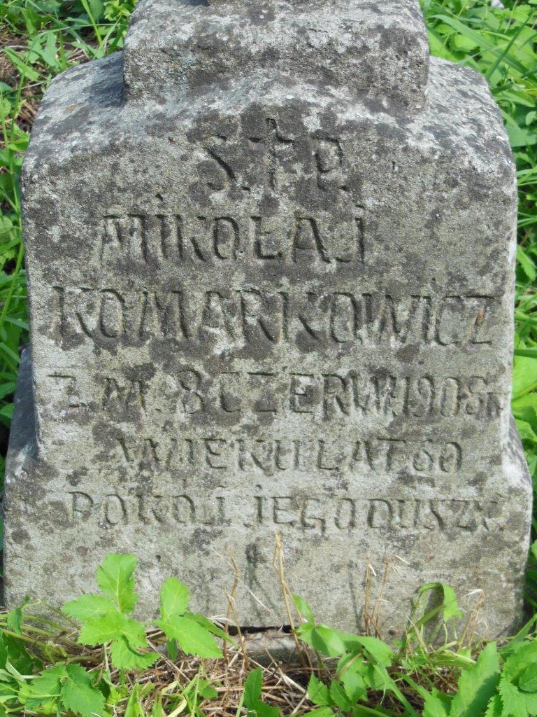 Fragment nagrobka Mikołaja Komarkowicza z cmentarza na Rossie w Wilnie, stan z 2013 r.