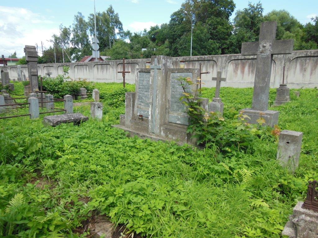Надгробок Юлії, Мартіна і Тадеуша Буковських з кладовища Росса у Вільнюсі, станом на 2013 рік.