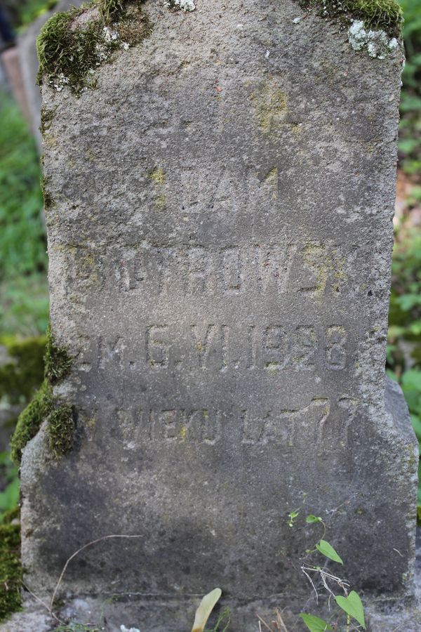 Fragment nagrobka Adama Piotrowskiego, cmentarz na Rossie w Wilnie, stan z 2013