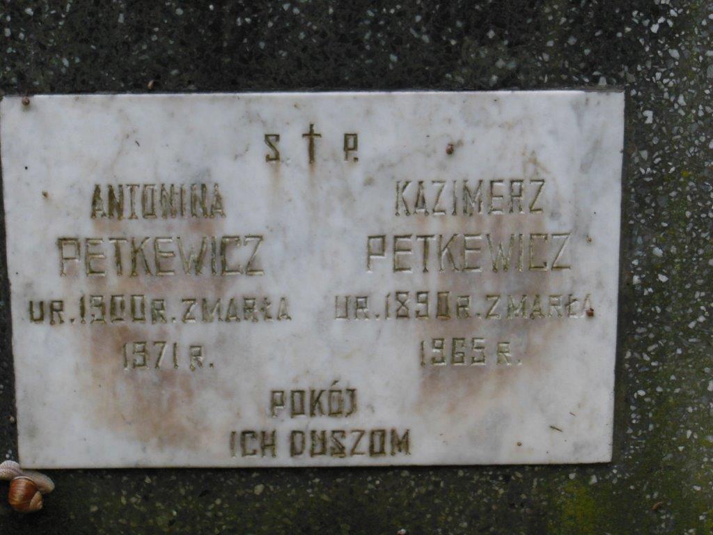 Fragment of the tombstone of Antonina and Kazimir Petkewicz from the Ross Cemetery in Vilnius, as of 2013.