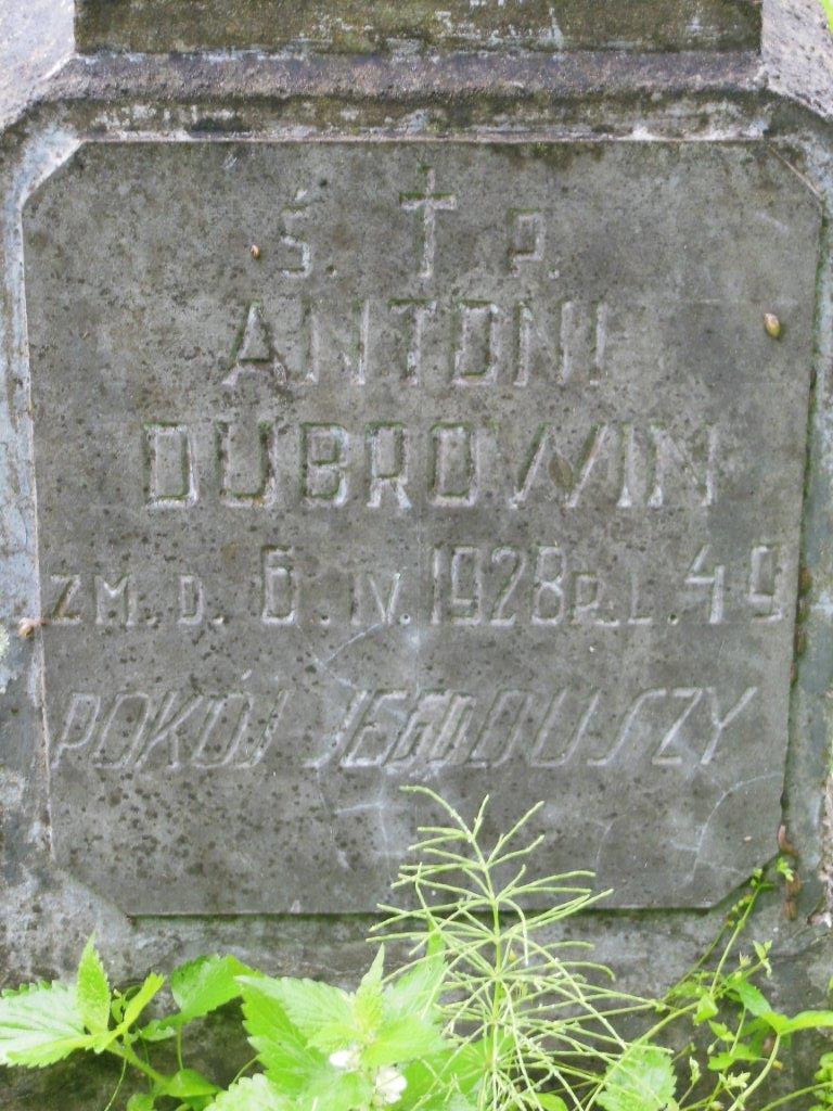Fragment nagrobka Antoniego Dubrowina z cmentarza na Rossie w Wilnie, stan z 2013 roku.