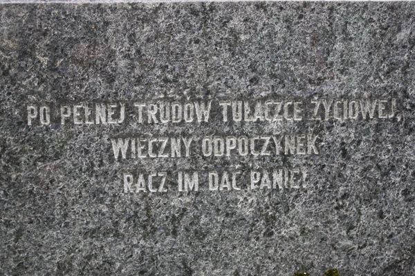 Inskrypcja z nagrobka Andrzeja i Eweliny Targońskich, cmentarz na Rossie w Wilnie, stan z 2013 r.