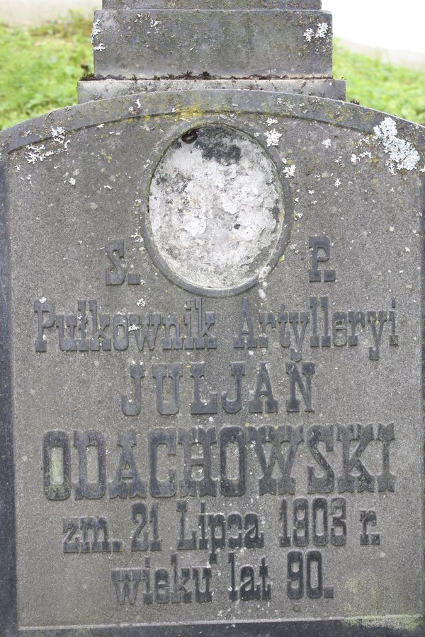 Inskrypcja z nagrobka Aliny i Juliana Odachowiczów, cmentarz na Rossie w Wilnie, stan z 2013 r.