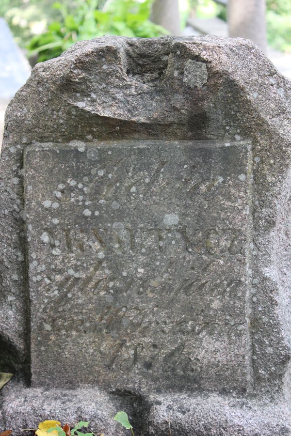 Inscription plaque on the gravestone of Adeleja Aksiutycz, Rossa cemetery in Vilnius, as of 2013