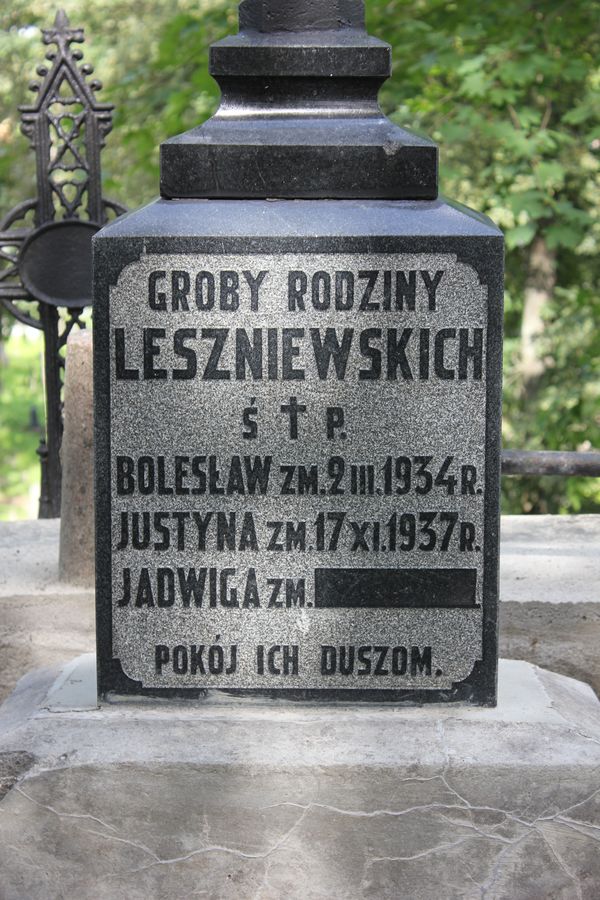 Inscription on the gravestone of Boleslaw, Justyna and Jadwiga Leszniewski, Ross Cemetery in Vilnius, as of 2013