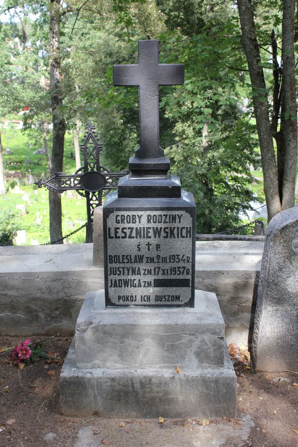 Tombstone of Boleslaw, Justyna and Jadwiga Leszniewski, Rossa cemetery in Vilnius, as of 2013