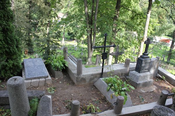 Nagrobki ujęte wspólnym ogrodzeniem, cmentarz na Rossie w Wilnie, stan z 2013