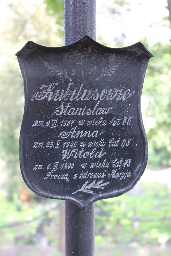 Tablica inskrypcyjna na nagrobku Stanisława, Anny i Witolda Kubiłusów, cmentarz na Rossie w Wilnie, stan z 2013