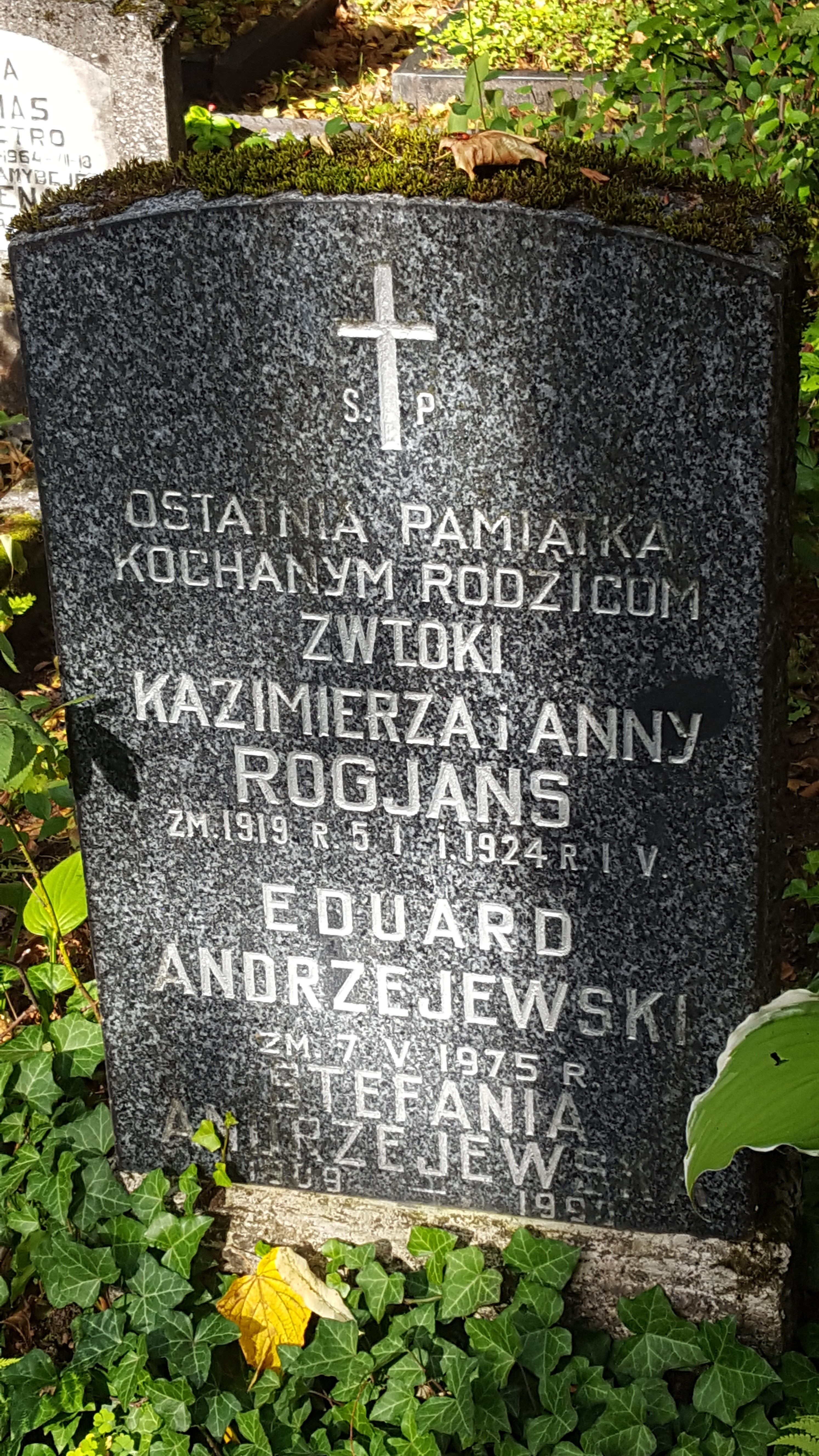 Inscription from the tombstone of the Rogjans and Andrzejewski families, St Michael's cemetery in Riga, as of 2021.