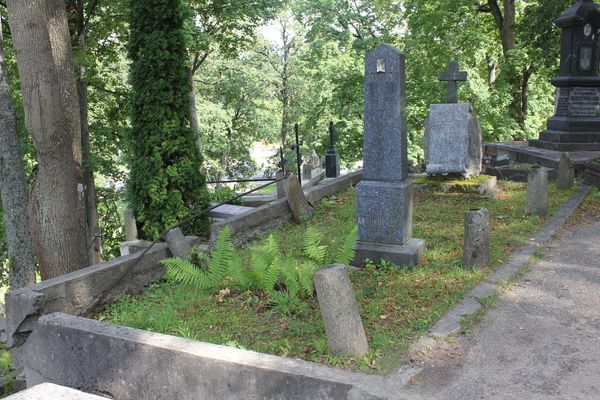 Tombstones covered with a common band, Ross Cemetery in Vilnius, as of 2013