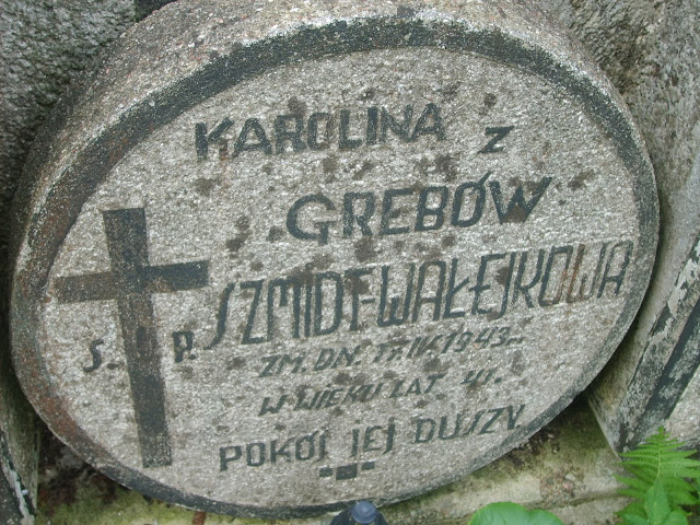 Fragment nagrobka Karoliny Szmidewałejko i Janiny Szmidt z cmentarza na Rossie w Wilnie, stan z 2013 r.