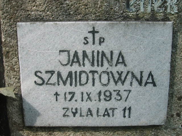 Fragment nagrobka Karoliny Szmidewałejko i Janiny Szmidt z cmentarza na Rossie w Wilnie, stan z 2013 roku