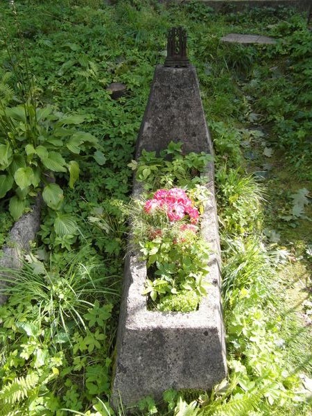 Tombstone of Lawrence and Sophia Niedzwiedzki, Ross Cemetery in Vilnius, as of 2013.