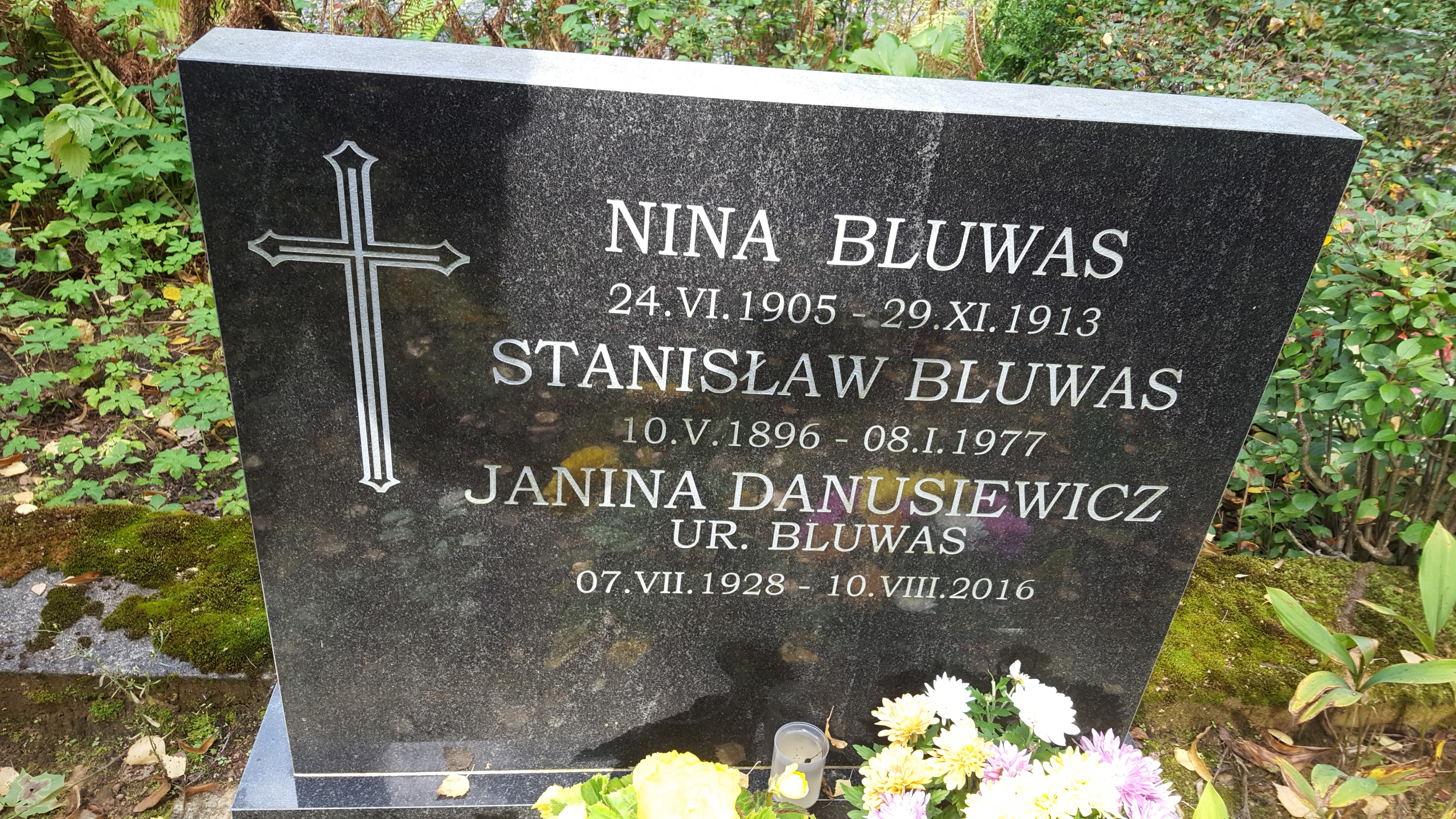 Tombstone of Nina Bluwas, Stanislaw Bluwas, Janina Danusiewicz, St Michael's cemetery in Riga, as of 2021.
