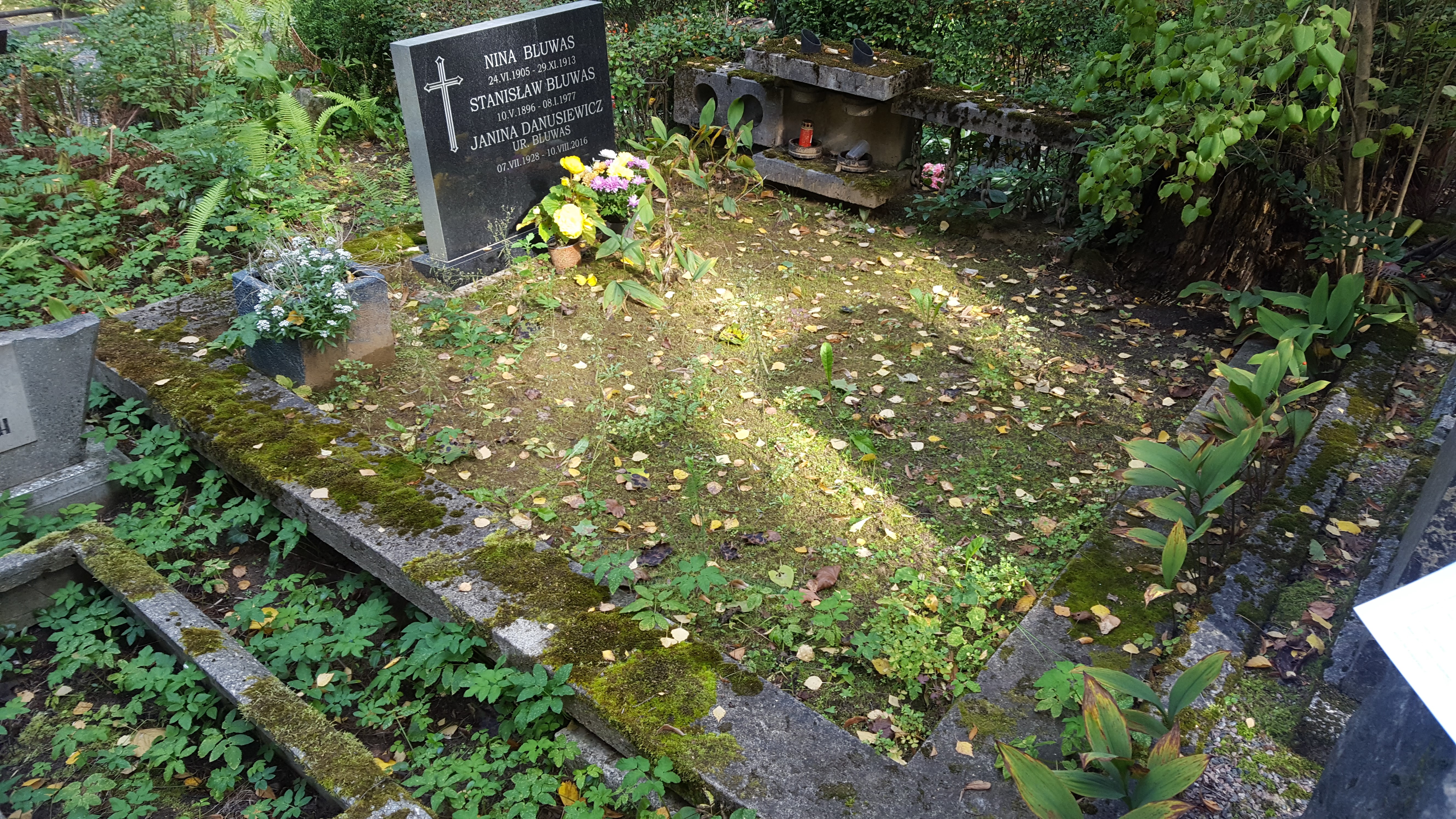 Tombstone of Nina Bluwas, Stanislaw Bluwas, Janina Danusiewicz, St Michael's cemetery in Riga, as of 2021.
