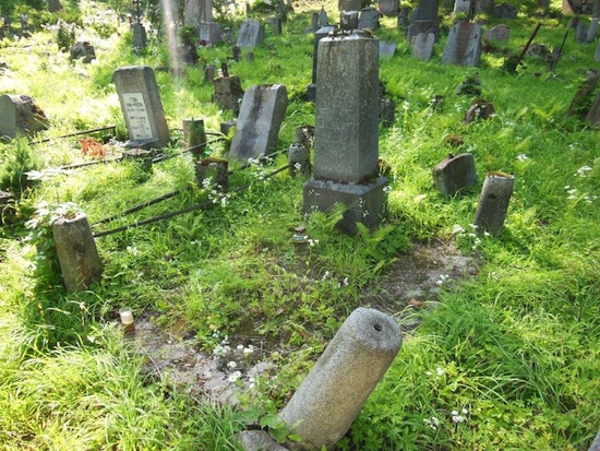 Tombstone of Malvina Yanovich and Olimpia Kozakievich, Na Rossie cemetery in Vilnius, state 2013